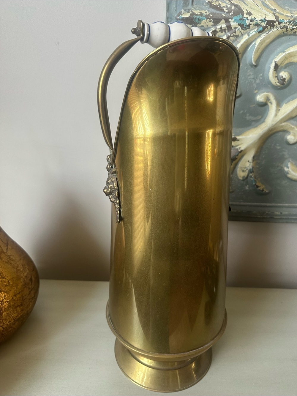 Vintage brass coal ash scuttle bucket with porcelain handles - Picture 5 of 10